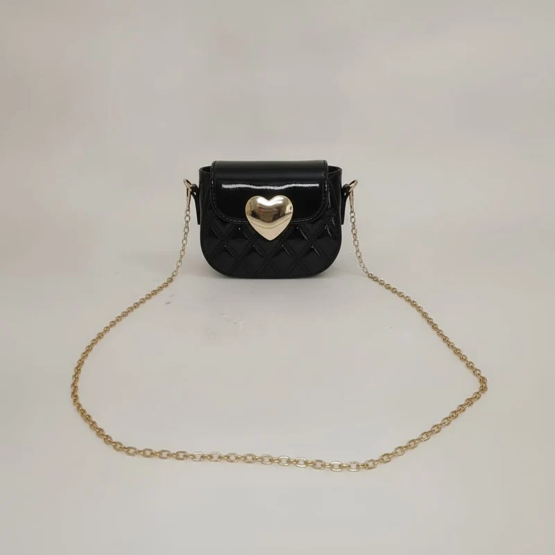 Borsetta lucida con cuore metallico - Nero
