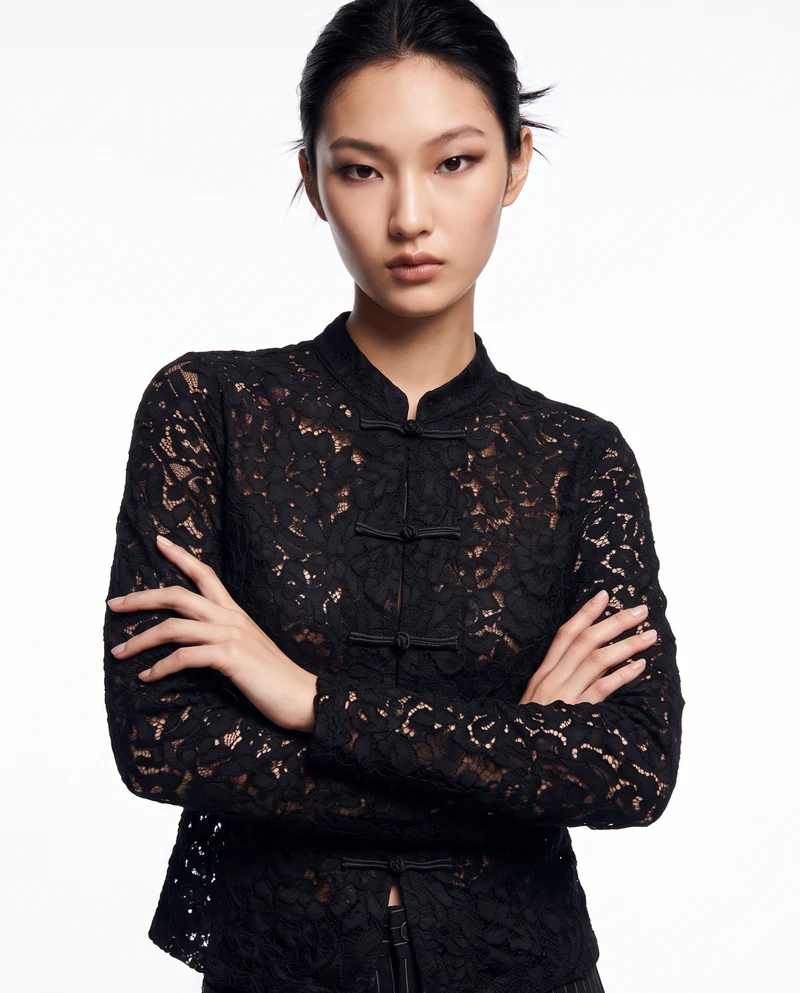 Camicia in pizzo con colletto alla coreana e alamari - Nero