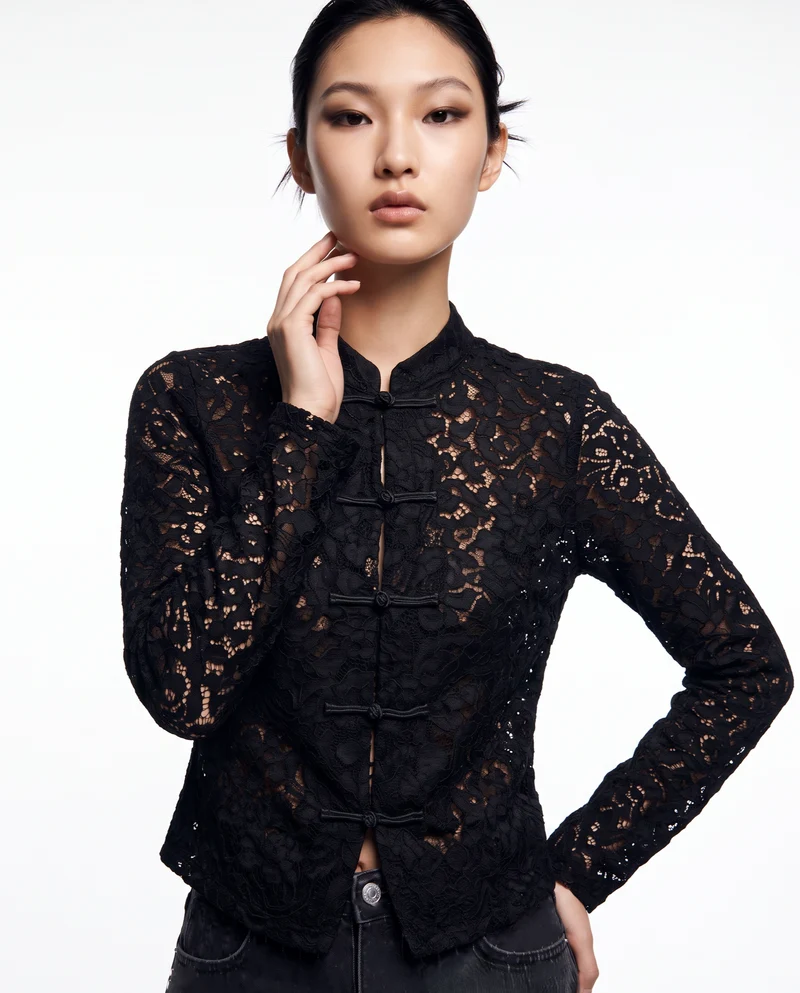 Camicia in pizzo con colletto alla coreana e alamari - Nero
