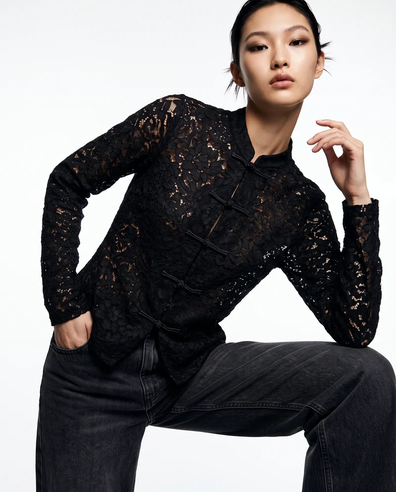 Camicia in pizzo con colletto alla coreana e alamari - Nero