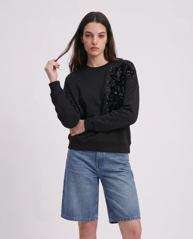 Felpa girocollo con ricami e paillettes - Nero