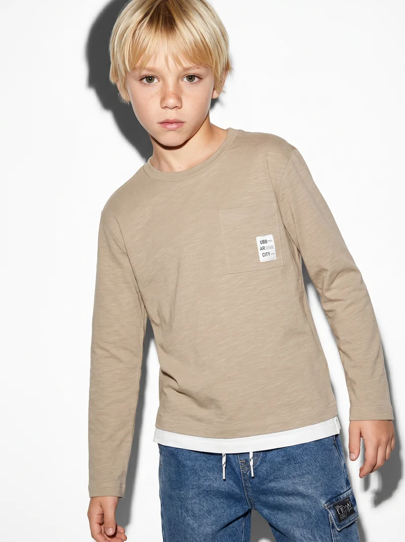 T-shirt con taschino e patch colorato - Beige