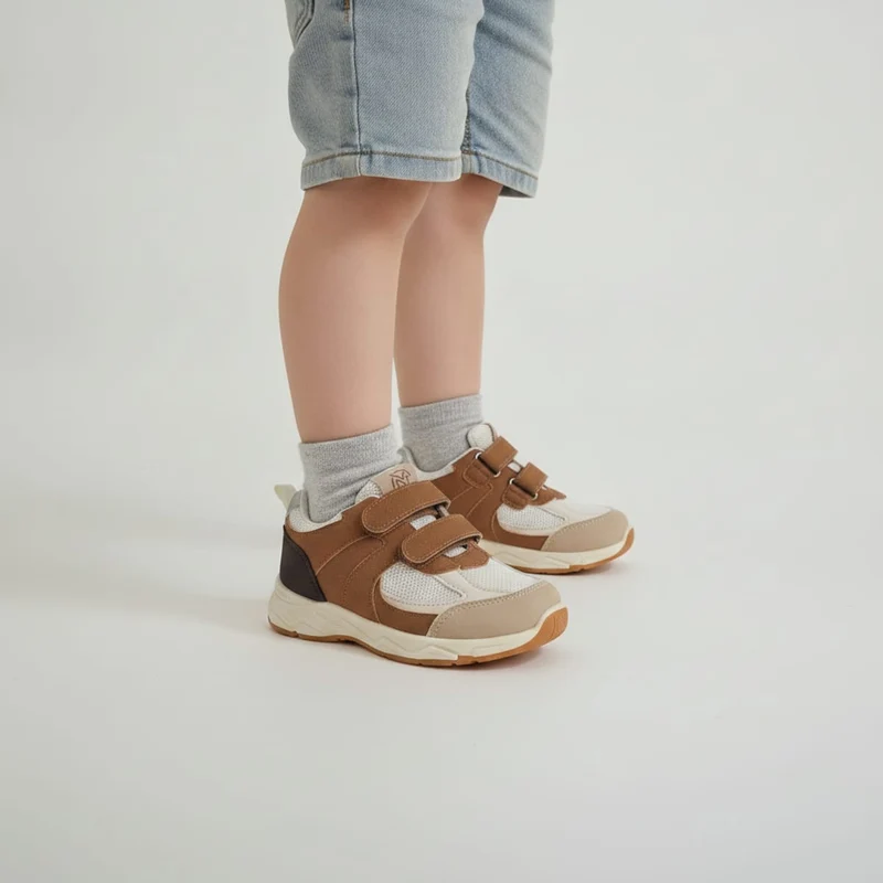 Sneakers da bambino con doppio strappo - Beige