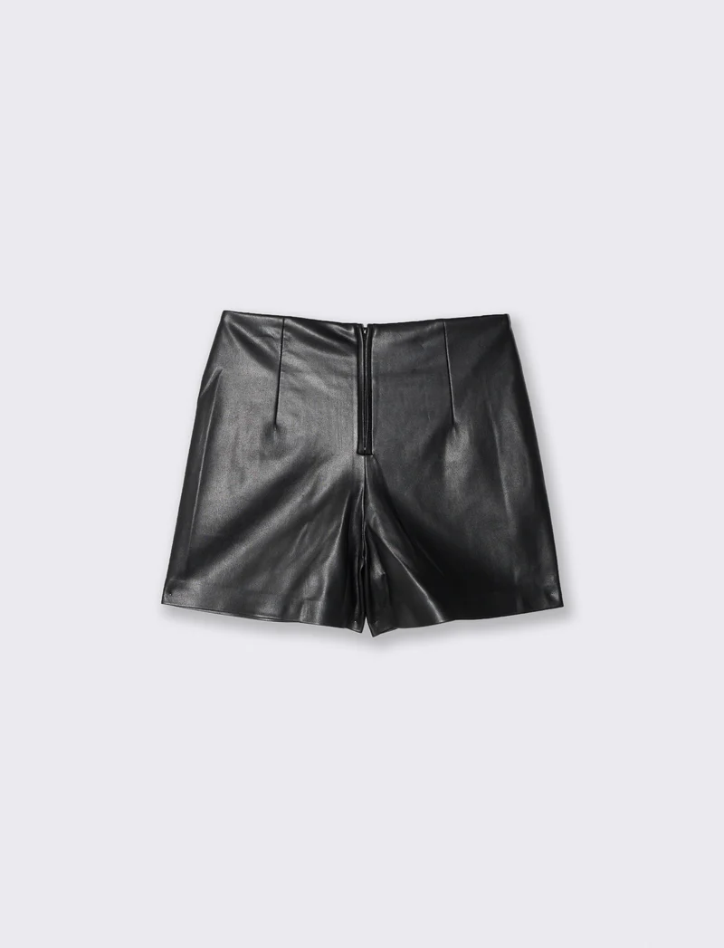 Short in ecopelle con tasche e zip - Nero