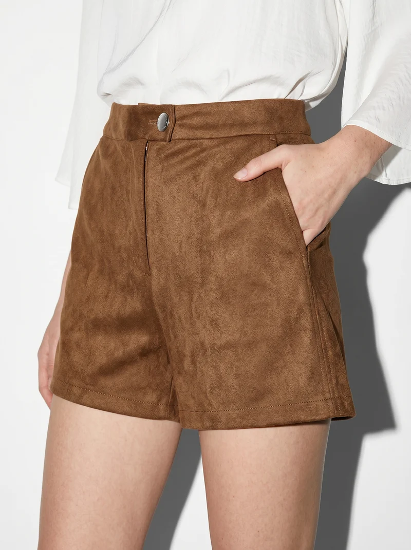 Short in suede con vita media e bottone - Cammello