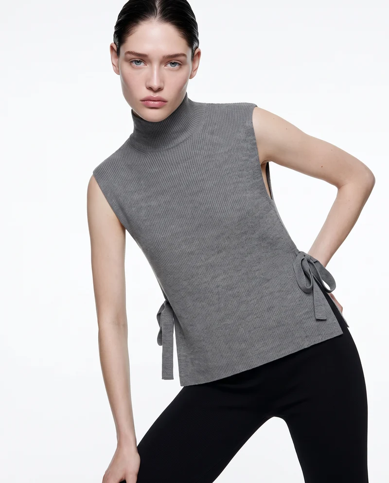 Maglia smanicata a collo alto con fiocco - Grigio mel.