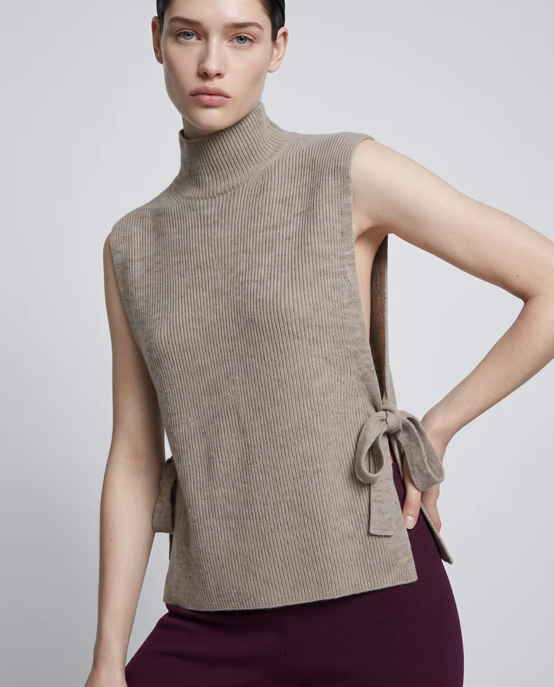 Maglia smanicata a collo alto con fiocco - Beige grano
