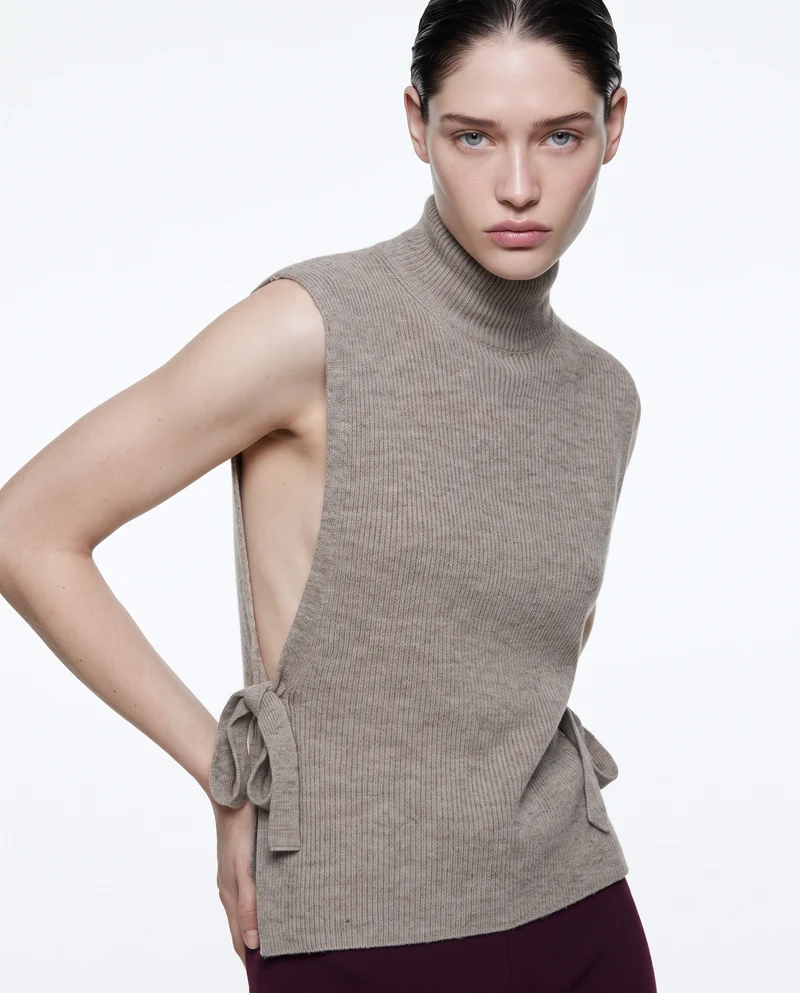Maglia smanicata a collo alto con fiocco - Beige grano