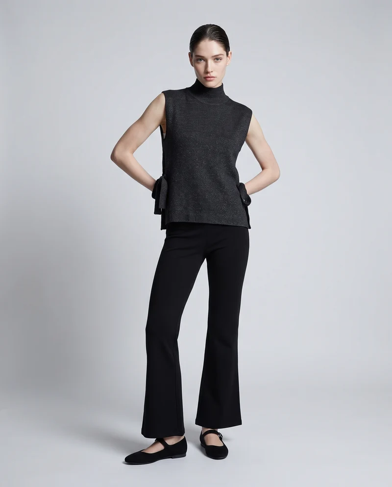 Maglia smanicata a collo alto con fiocco - Nero