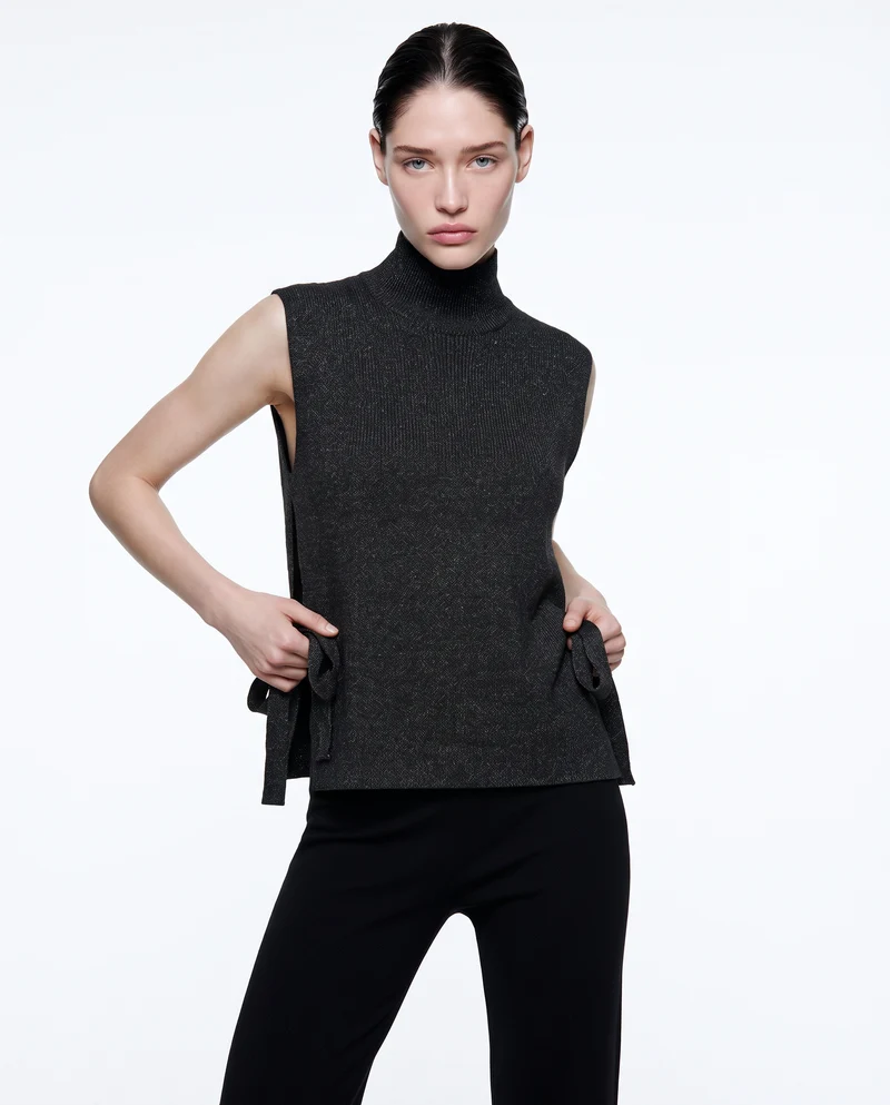 Maglia smanicata a collo alto con fiocco - Nero