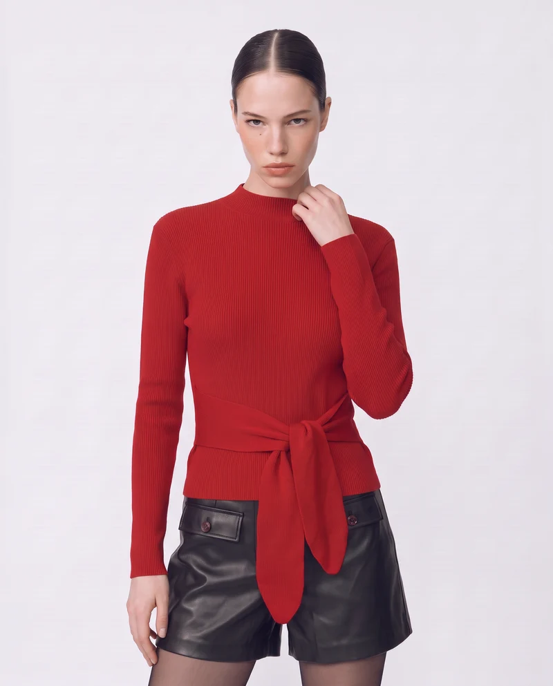 Maglia a collo alto con nodo in vita - Rosso