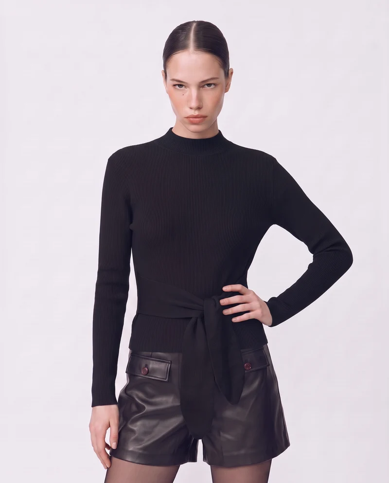 Maglia a collo alto con nodo in vita - Nero