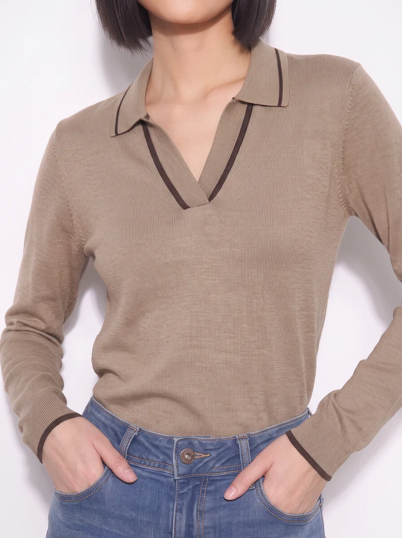Polo a maniche lunghe con scollo a V - Cammello