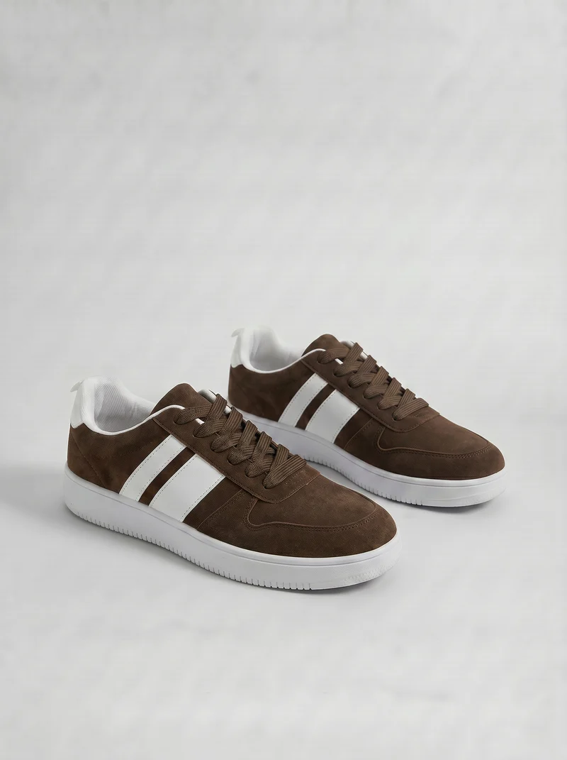 Sneakers da uomo con lacci larghi e inserti - Marrone