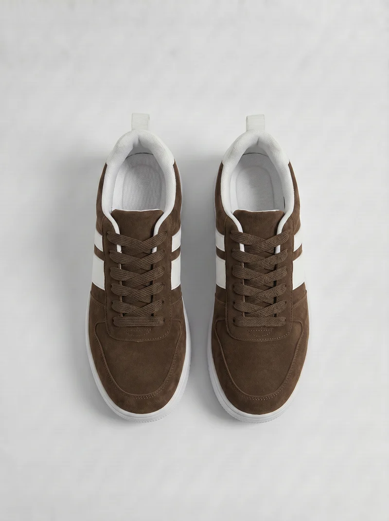 Sneakers da uomo con lacci larghi e inserti - Marrone
