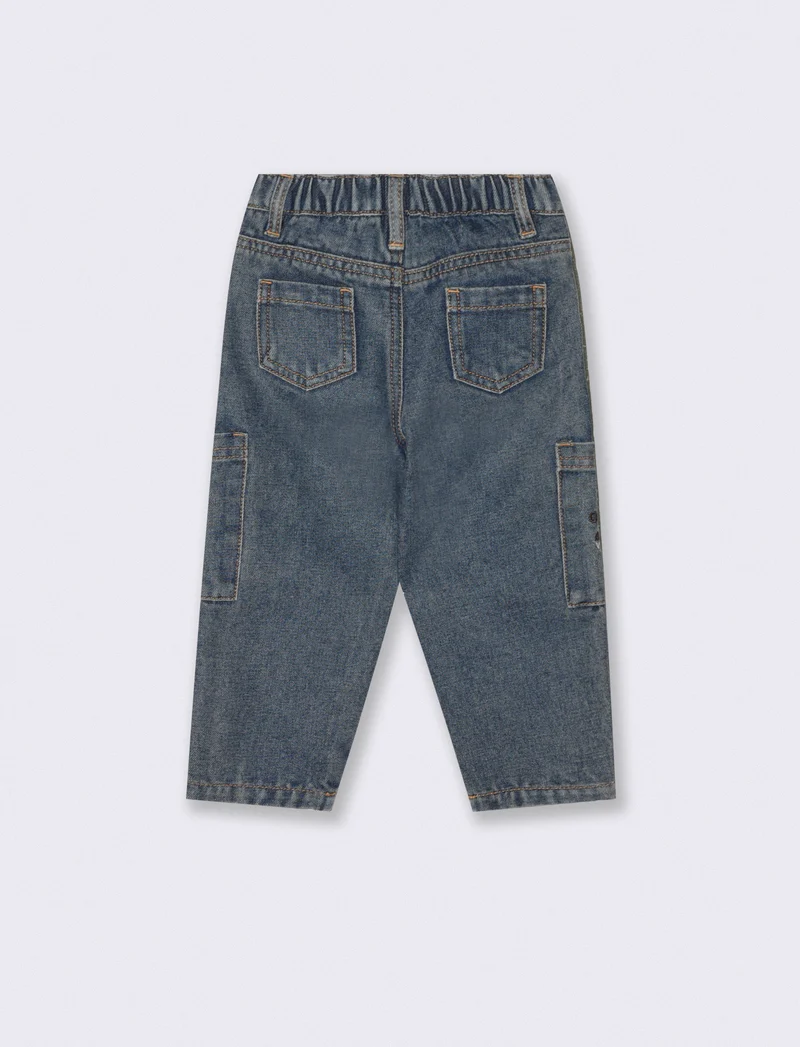 Jeans ampi con ricami e tasconi laterali - Denim
