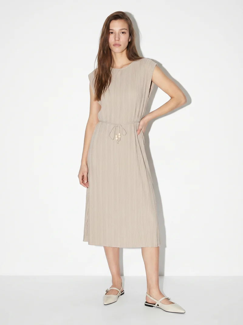 Abito midi plissé con cintura e spalline - Beige