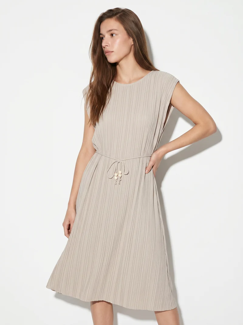 Abito midi plissé con cintura e spalline - Beige