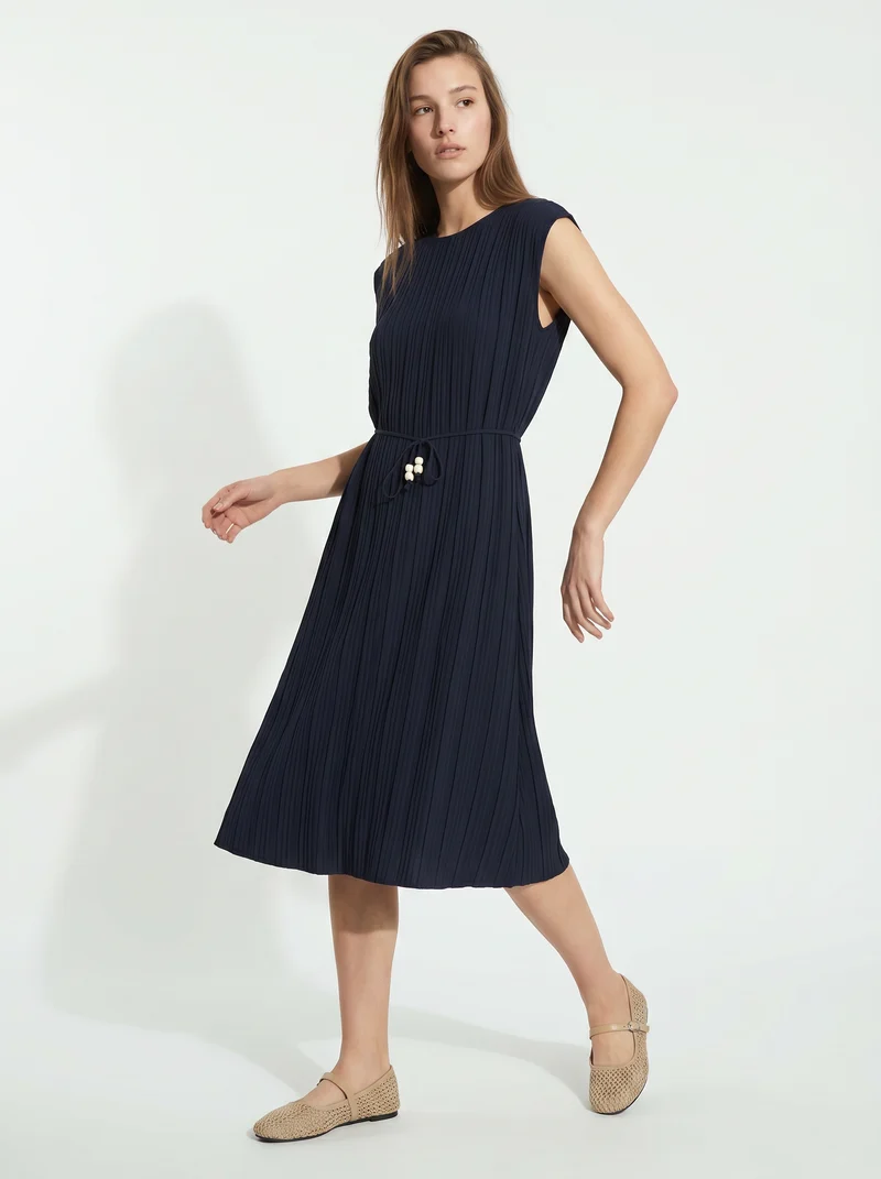 Abito midi plissé con cintura e spalline - Blu