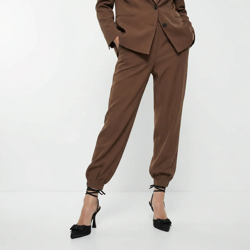 Pantaloni chinos con elastico fondo - Moro
