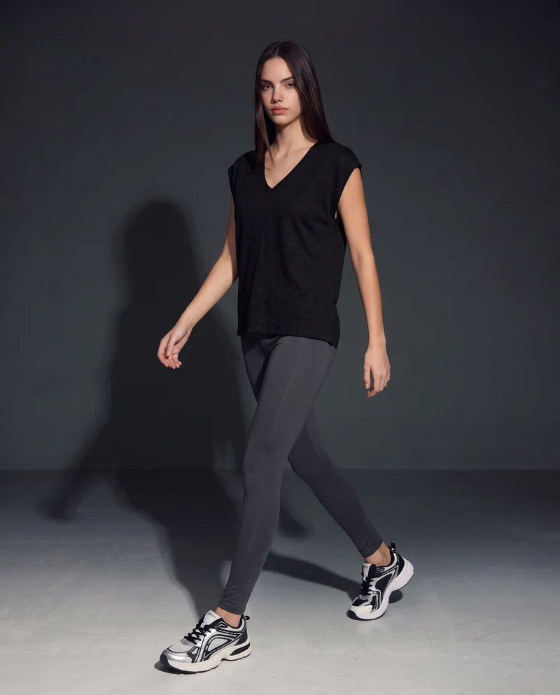 T-Shirt Basica in Cotone con Scollo a V - Nero