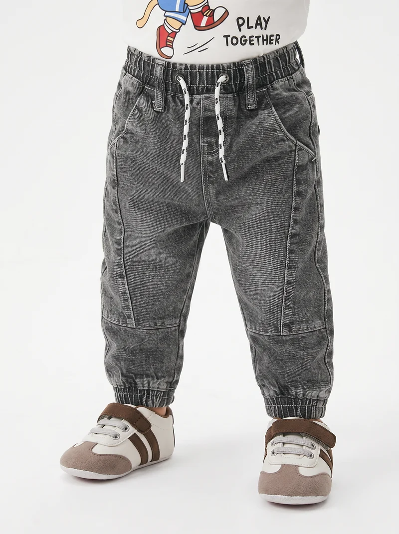Jeans in denim con coulisse e patch - Grigio