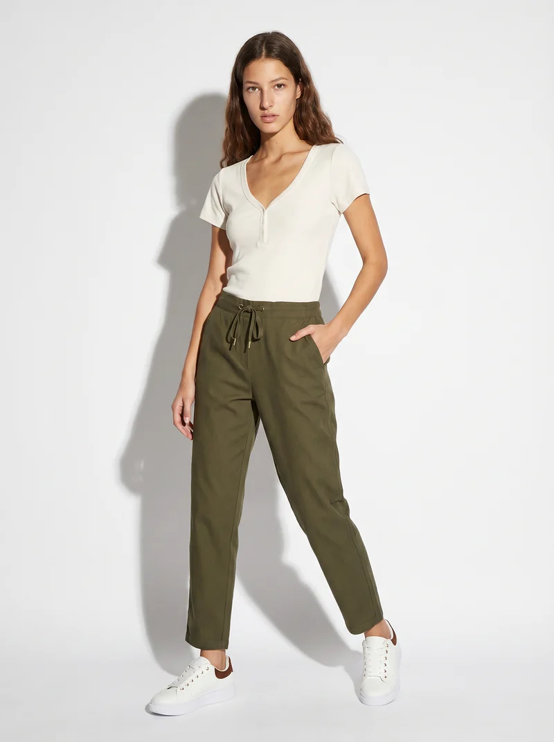 T-Shirt in Cotone con Scollo a V e Bottoni - Bianco latte