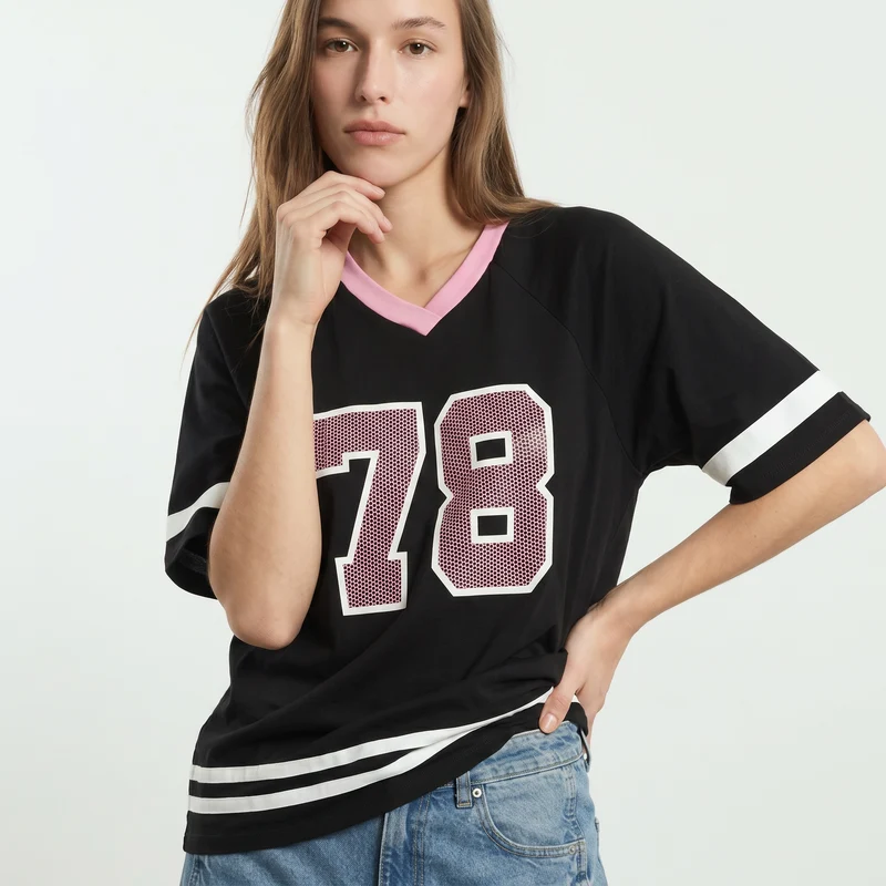 T-Shirt Scollo a V con Stampa - Nero
