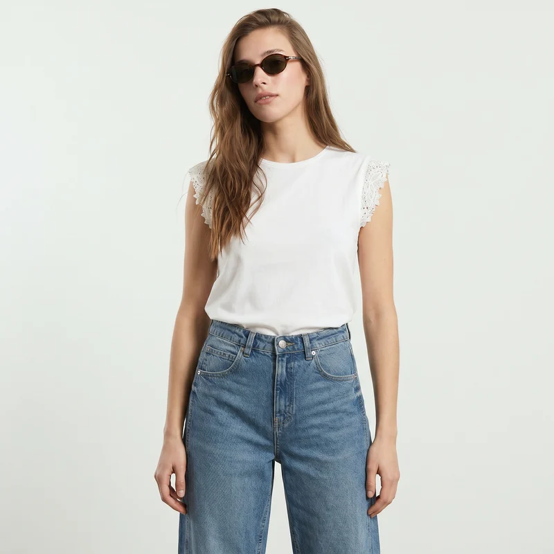 T-shirt in pizzo per donne eleganti - Bianco