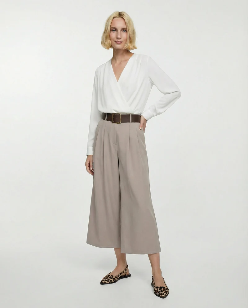 Pantaloni con pieghe e cintura - Grigio fango