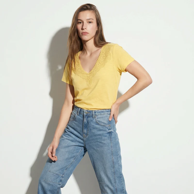 T-Shirt con Passamaneria Scollo V - Giallo