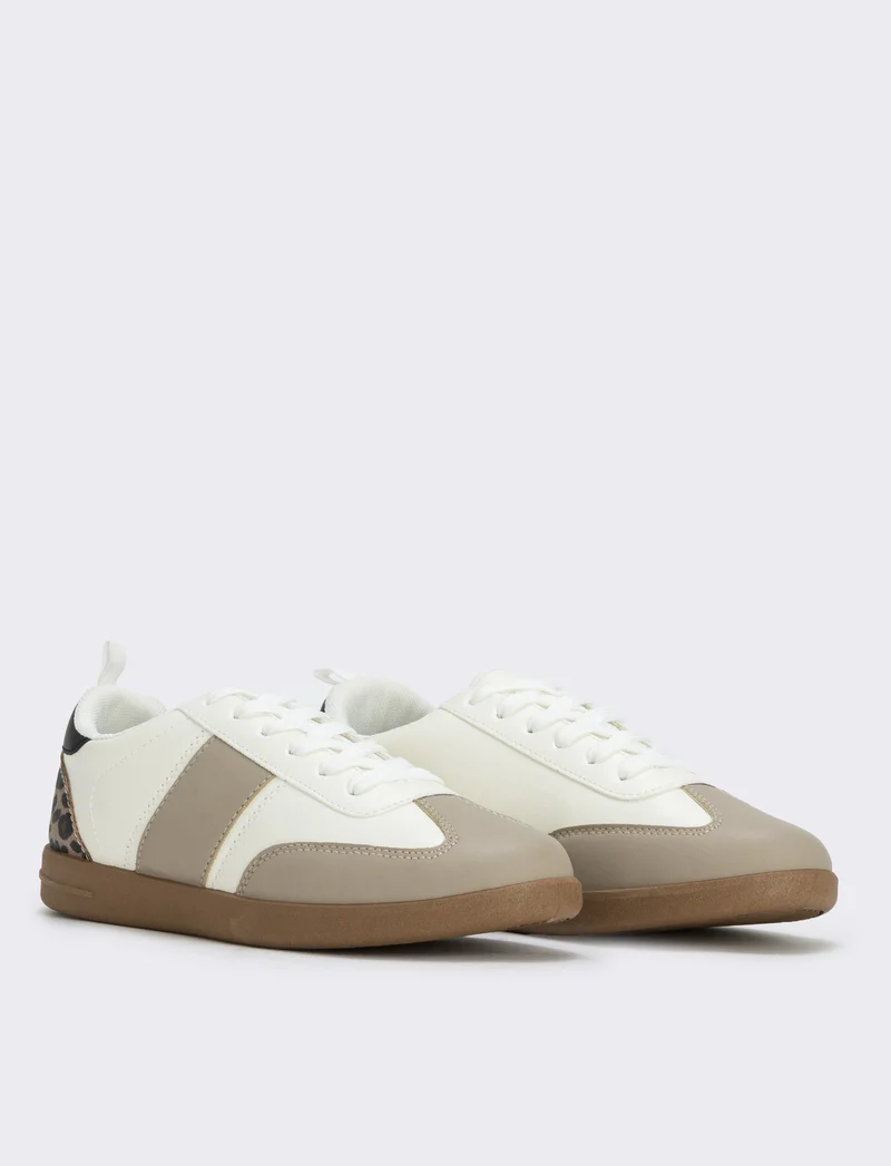 Sneakers bianche con elementi a contrasto - Bianco