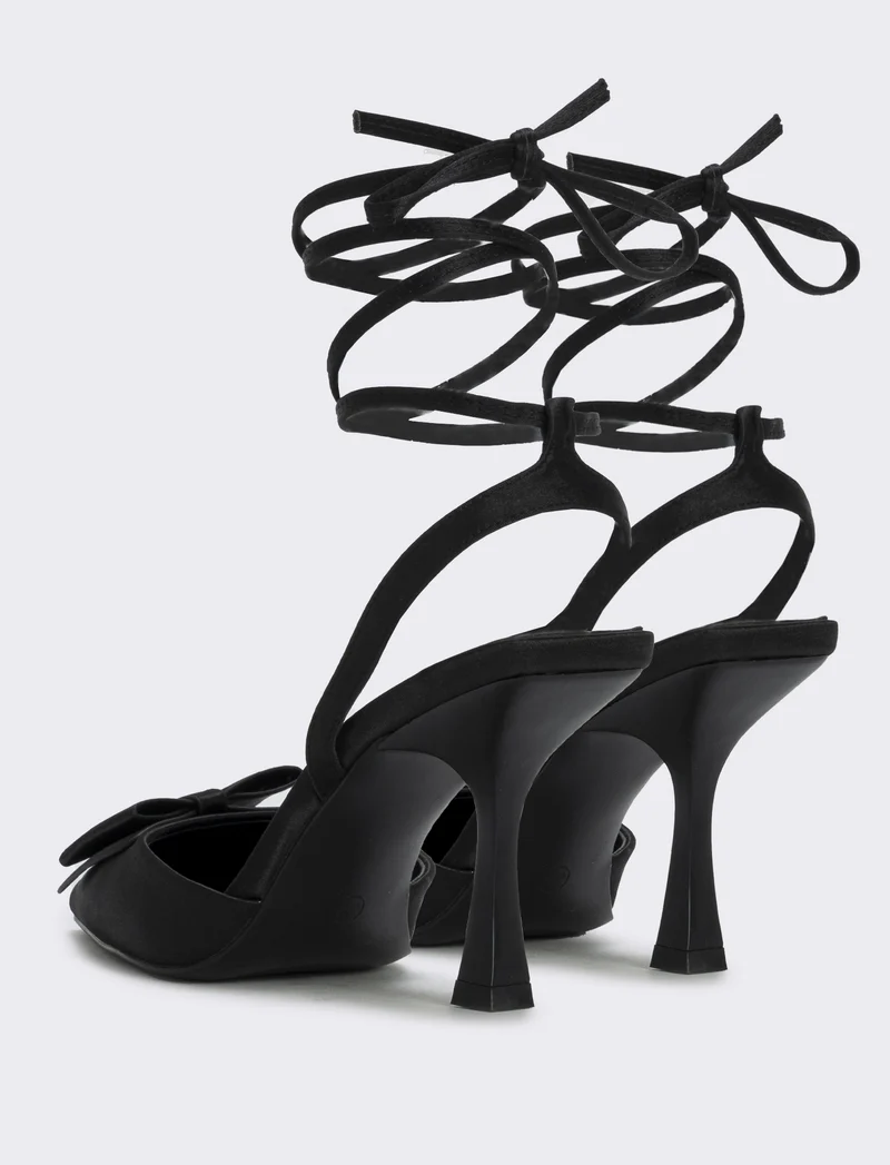 Décolletè in satin con laccio e fiocco - Nero