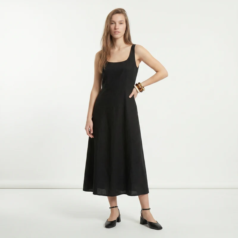Vestito lungo smanicato con tagli e svaso - Nero