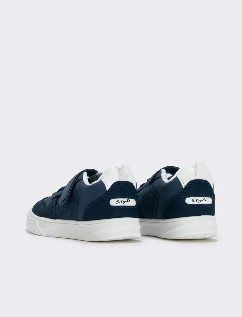 Sneakers da bambino con lacci e strappi - Blu