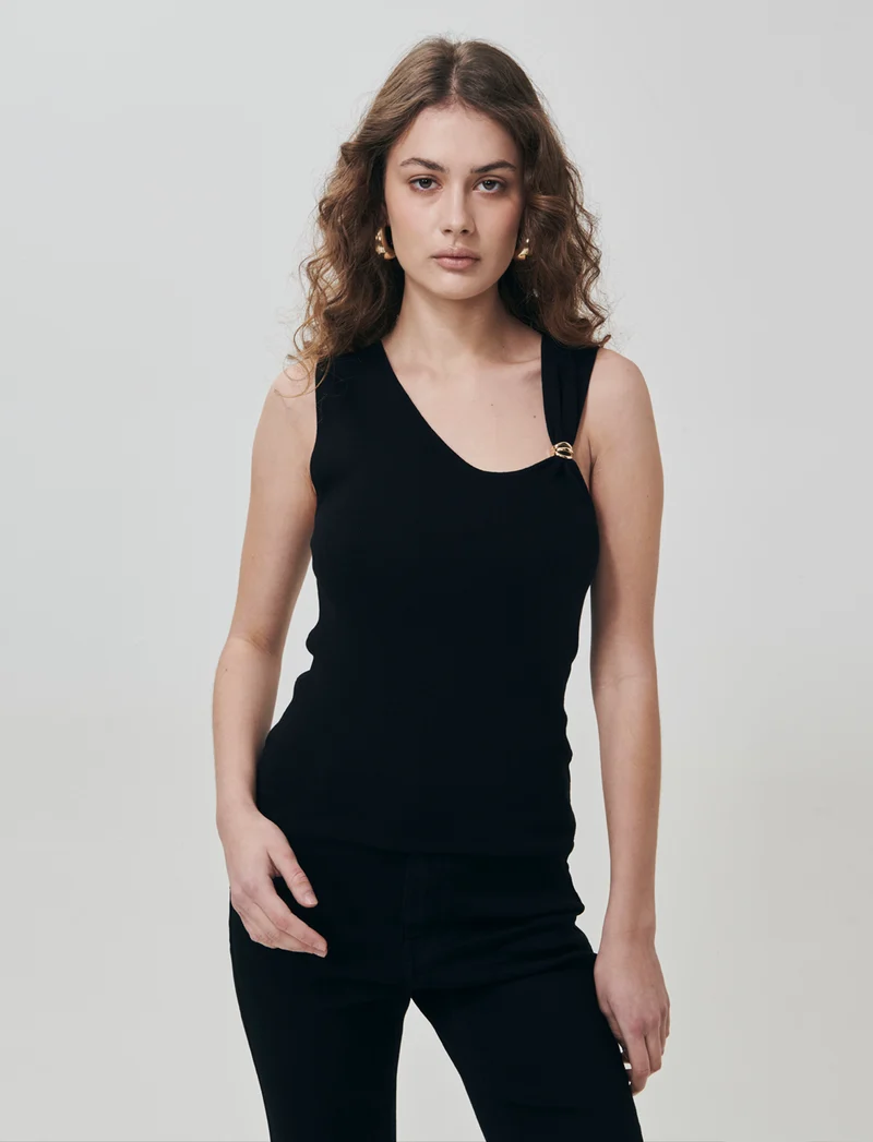 Top in Maglia con Scollo Asimmetrico e Gioiello - Nero