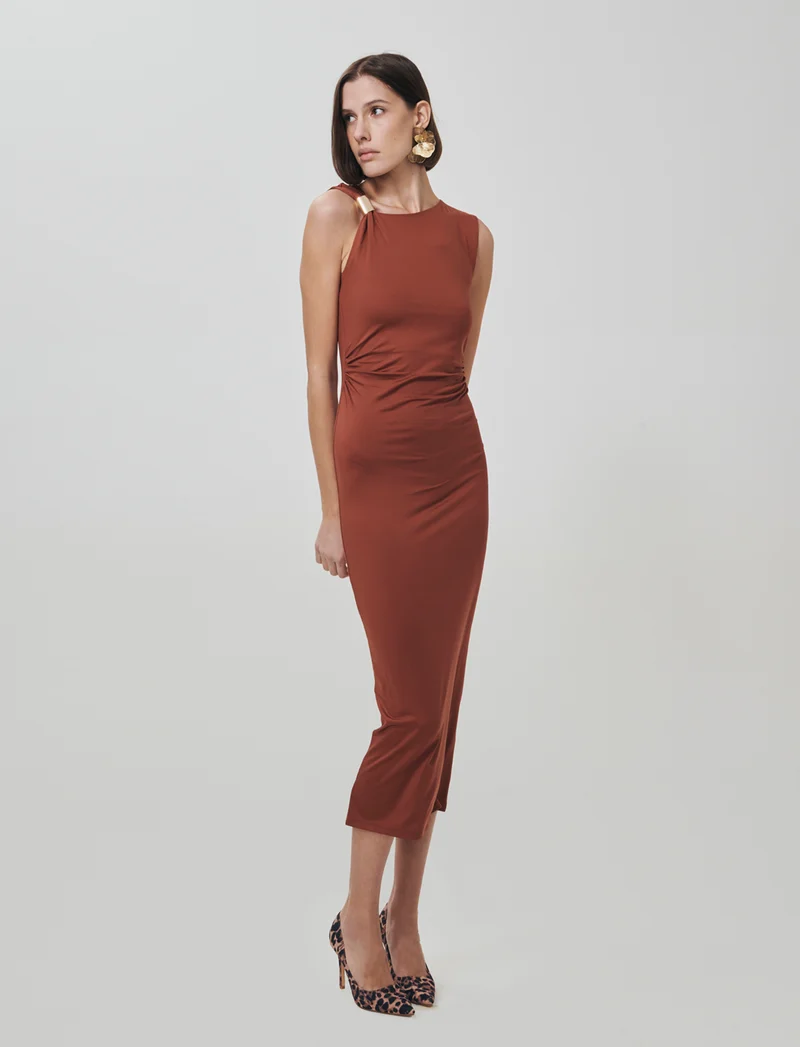 Vestito lungo asimmetrico con gioiello - Cognac
