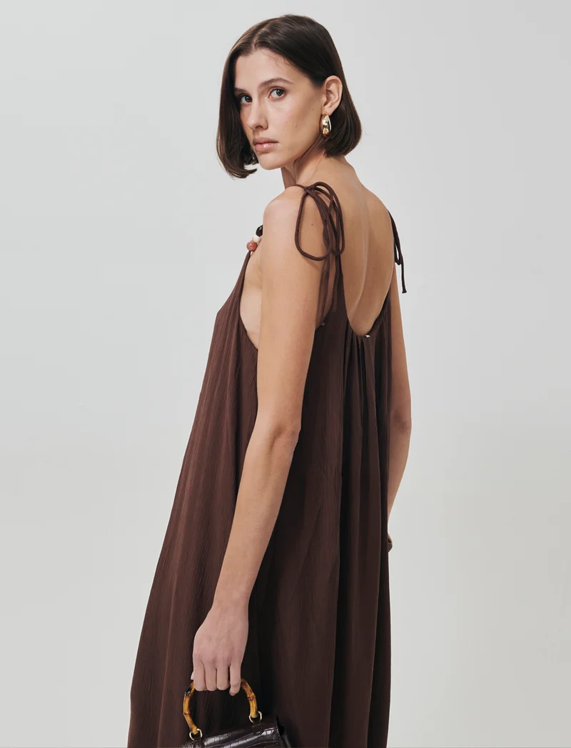 Vestito lungo leggero con pieghe e fiocco - Marrone cioccolato