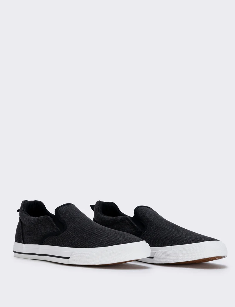Slip-on in tela disponibili in due colori - Nero