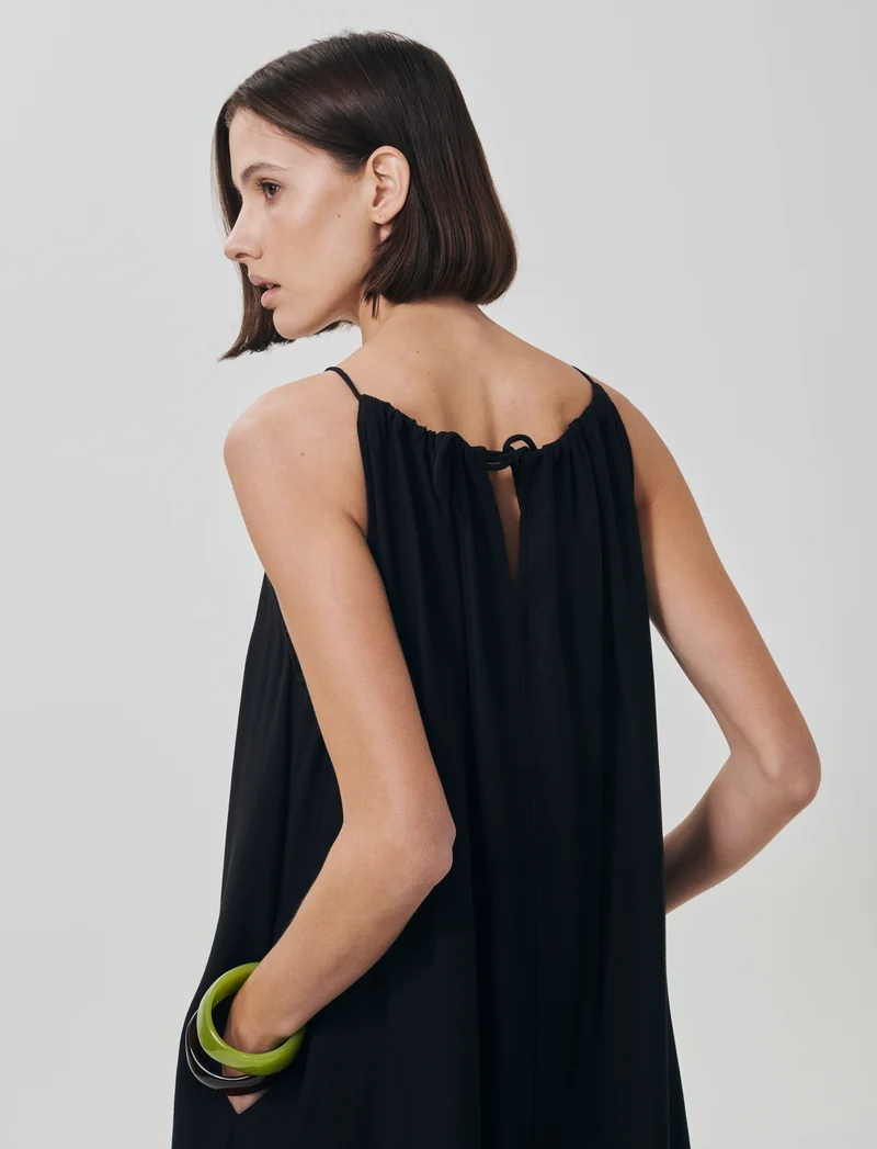 Vestito lungo con collo arricciato e svasato - Nero