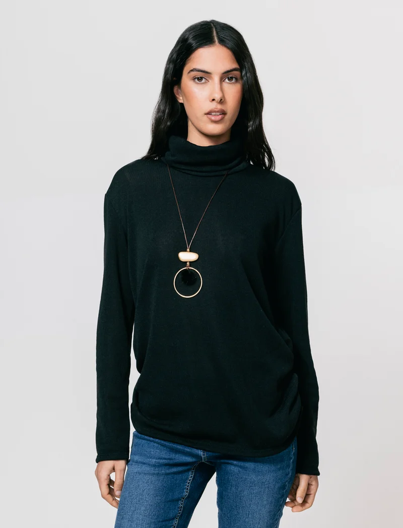 Tshirt manica lunga con collo alto in tessuto pesante con collana - Nero
