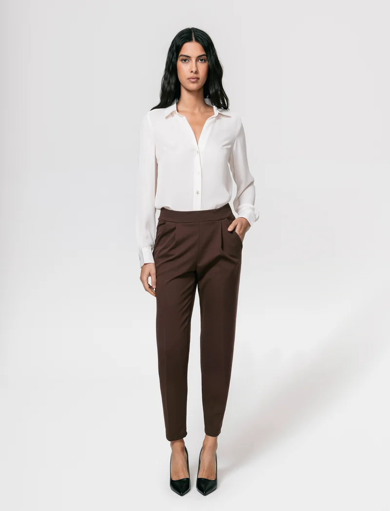 Pantalone elegante con taglio dritto, pieghe frontali e cintura rivestita - Moro