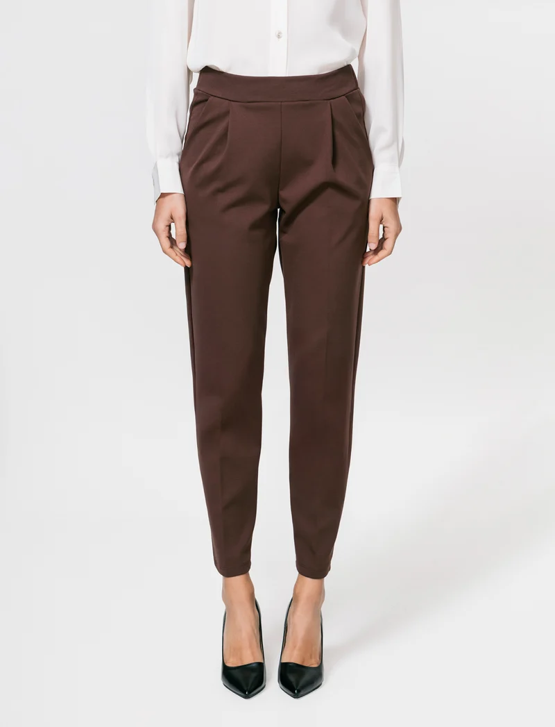 Pantalone elegante con taglio dritto, pieghe frontali e cintura rivestita - Moro
