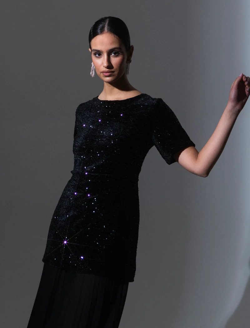 Vestito con maniche corte in paillettes e georgette plisset - Nero