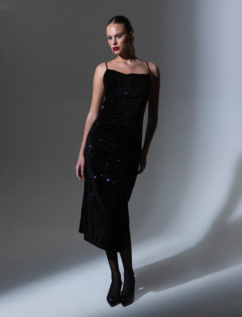 Vestito lungo in paillettes con bretelline - Nero