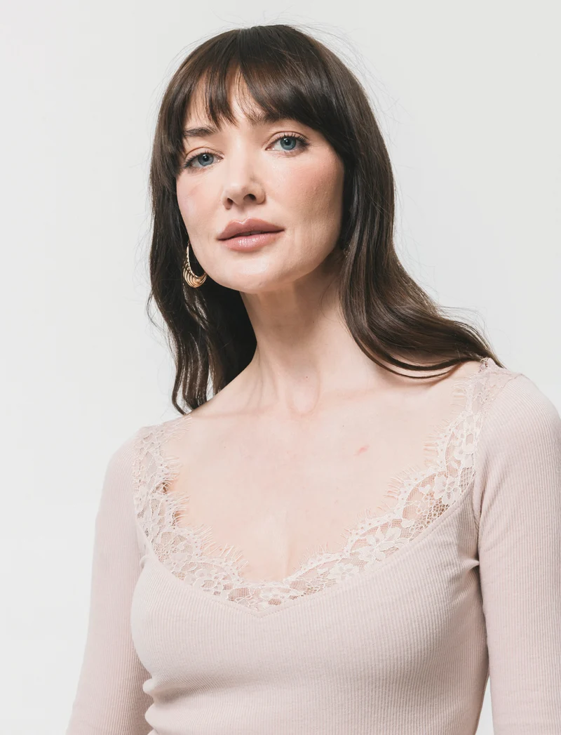 T-shirt con pizzo e scollo a V lungo - Rosa chiaro