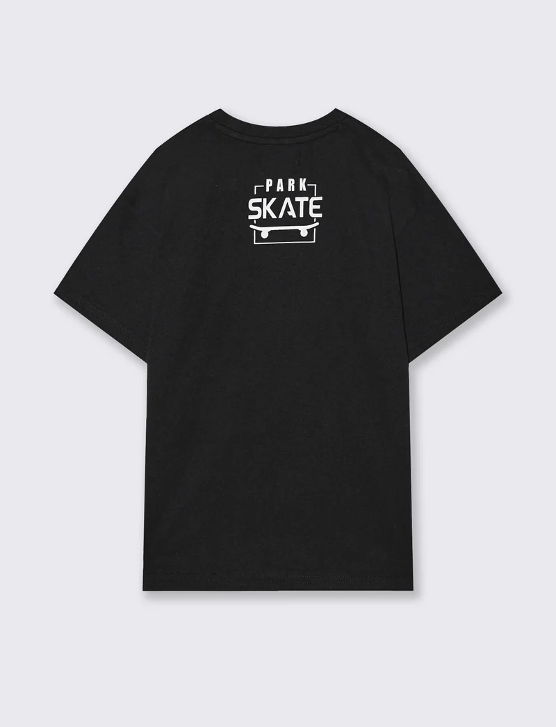 T-shirt in cotone con tasca e stampa - Nero
