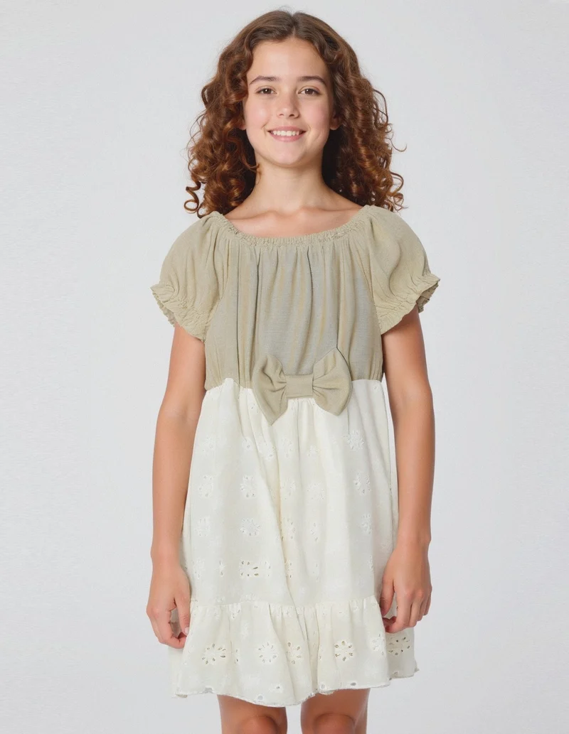 Abito da bambina in pizzo san gallo e tessuto a contrasto. - Beige