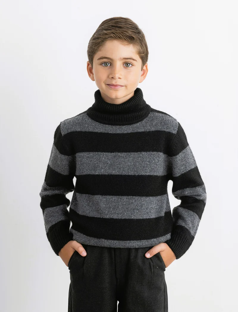 Maglia collo alto a righe. - Nero
