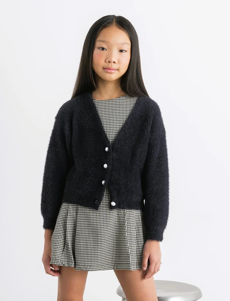 Cardigan in filato morbido con bottoni perlati. - Nero